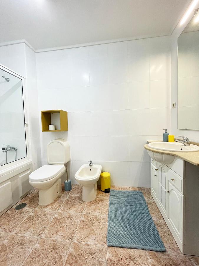 Yellow House Aveiro Smart Tv And Garage Exterior photo